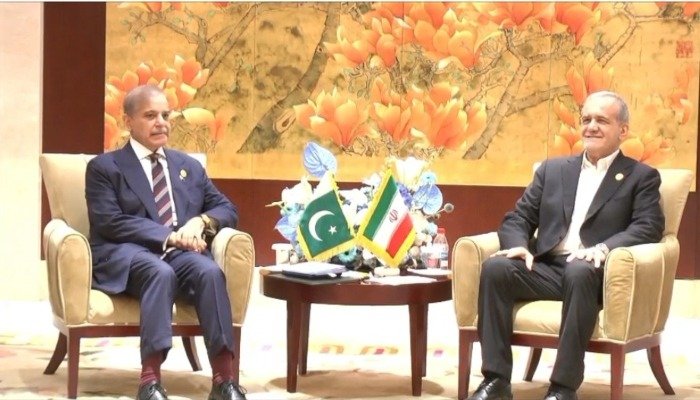 وزیراعظم کی ایرانی صدر سے ملاقات، پزشکیان کا سیلابی صورتحال پر پاکستان کیساتھ کھڑے ہونے کا عزم