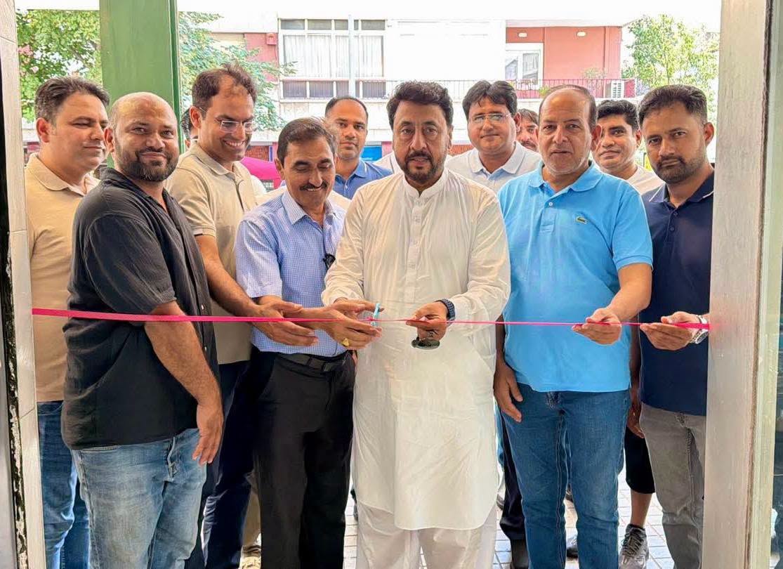 بارسلونا سپین کے تارڑ برادران کنسٹریکشن کی طرف سے کروتیسا میں ریسٹورنٹ کا افتتاح