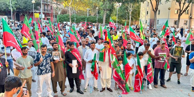 عمران خان کی رہائی کیلئے بادالونا میں احتجاج