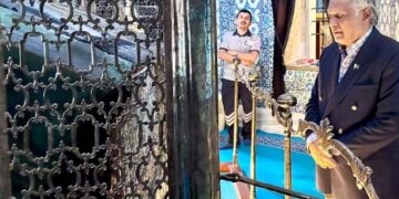 استنبول : اسحاق ڈار کی حضرت ابو ایوب انصاریؓ کے مزار پر حاضری