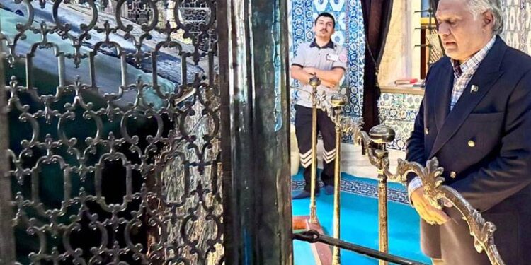 استنبول : اسحاق ڈار کی حضرت ابو ایوب انصاریؓ کے مزار پر حاضری