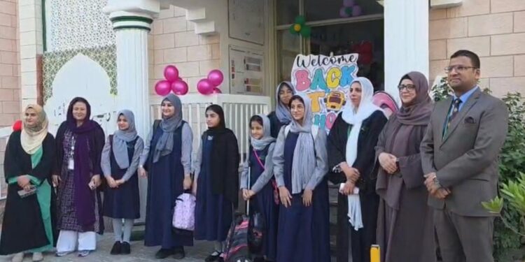 دبئی میں گرمیوں کی تعطیلات کے بعد اسکول کھل گئے، بچوں کا پرتپاک استقبال
