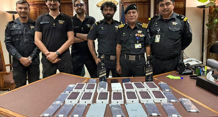 ہانگ کانگ سے کراچی آنے والے مسافر سے 14 نئے قیمتی فون برآمد