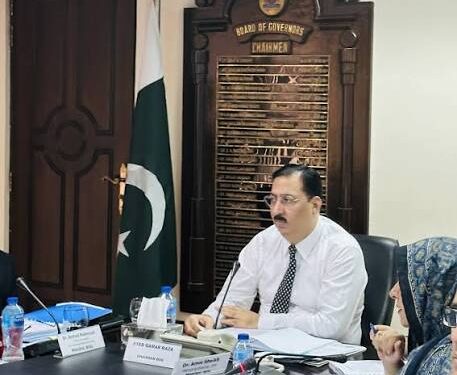 چیئرمین بورڈ آف گورنرز او پی ایف کا او پی ایف کالج فار بوائزکا دورہ