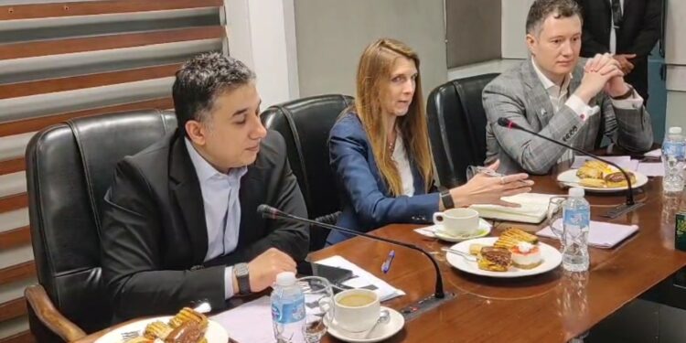 پاکستانی ٹیکسٹائل کے لیے برطانوی مارکیٹ میں نئے مواقع، عالمی برآمدات بڑھانے کے لیے تعاون پر زور