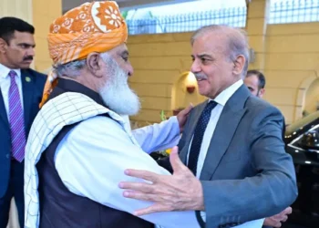 وزیراعظم شہبازشریف کا مولانا فضل الرحمان کے درمیان ٹیلی فونک رابطہ، کن باتوں پر تبادلہ خیال کیا
