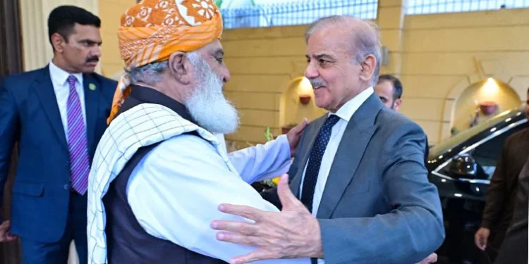 وزیراعظم شہبازشریف کا مولانا فضل الرحمان کے درمیان ٹیلی فونک رابطہ، کن باتوں پر تبادلہ خیال کیا
