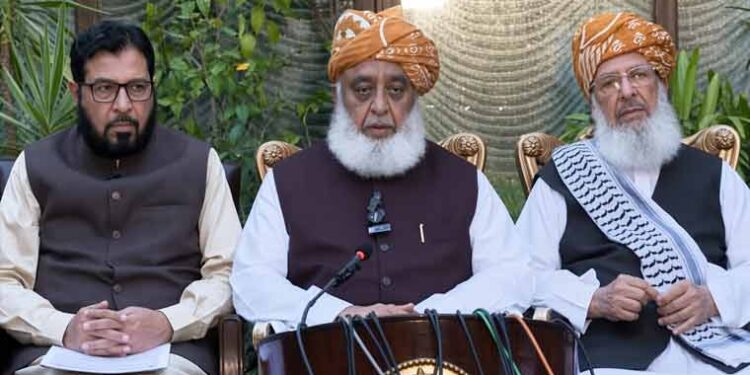 مولانا فضل الرحمان نے کے پی میں گورنر راج اور ایمرجنسی کا نفاذ یکسر مسترد کردیا