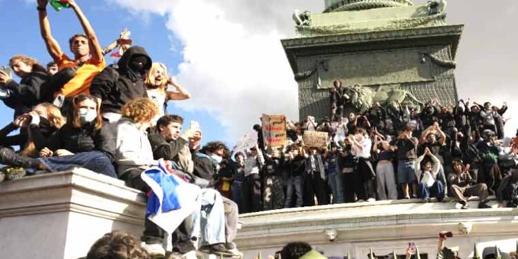 فرانس ہنگاموں کی لپیٹ میں، لوٹ مار اور توڑ پھوڑ، سیکڑوں گرفتار