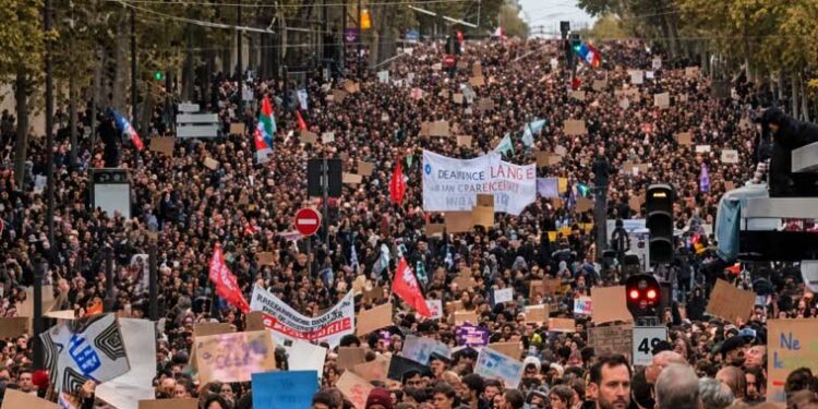 فرانس میں مہنگائی کے خلاف احتجاجی مظاہرے پھر شروع، 135 افراد گرفتار