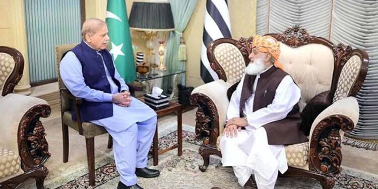 وزیراعظم کی مولانا فضل الرحمان سے ملاقات، اپوزیشن سے دوبارہ رابطوں کا امکان