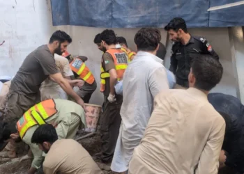 پشاور میں سکول کی چھت گرگئی، ٹیچر سمیت 21 طلبہ جاں بحق
