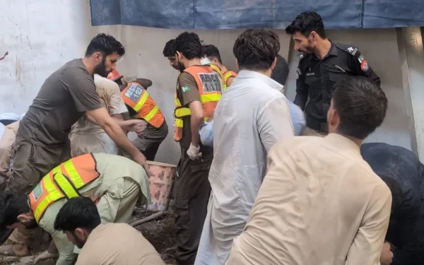 پشاور میں سکول کی چھت گرگئی، ٹیچر سمیت 21 طلبہ جاں بحق