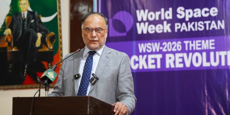 پاکستان کا پہلا خلا باز 25 نومبر کو خلائی مشن پر روانہ ہوگا، احسن اقبال